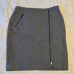 J crew wool pencil skirt with a decorative zíper size 8